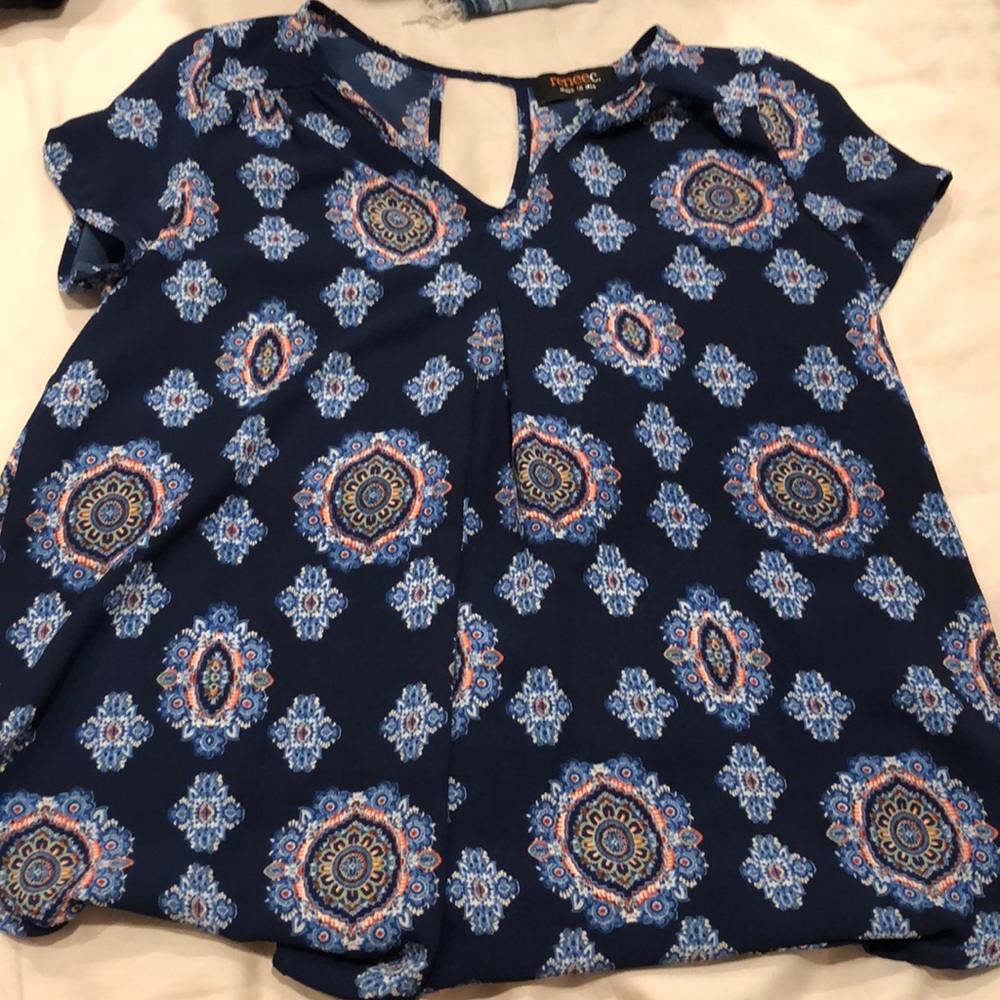Adorable maternity shirt with key hole back